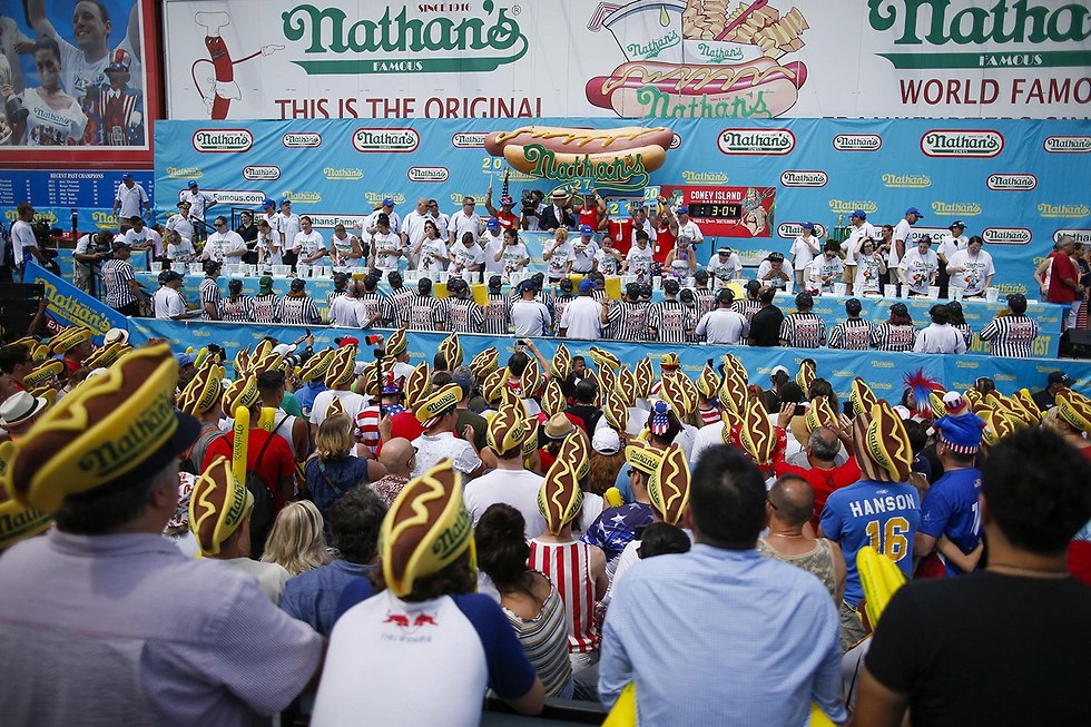תחרות אכילת נקניקיות בקוני איילנד, ניו יורק (צילום: AFP)
