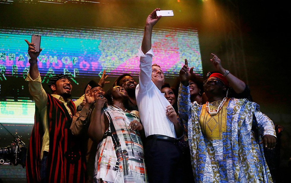 נשיא צרפת עמנואל מקרון מועדון לילה ניגריה (צילום: AP)