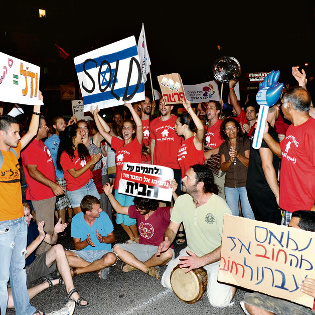 שטרן (משמאל, בכתום) בהפגנת תושבים בקריית־שמונה נגד יוקר המחייה ובעד צדק חברתי ב־ 2011 . “המדינה התנתקה מאיתנו