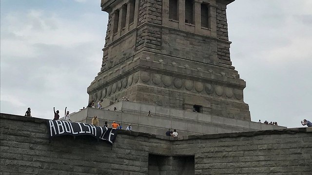 אישה טיפסה על פסל החירות בניו יורק (צילום:רויטרס)