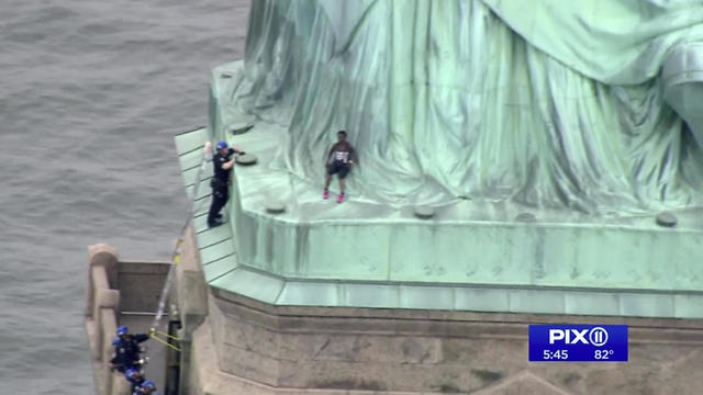 אישה טיפסה על פסל החירות בניו יורק (AP)