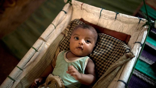 מיאנמר פליטות שנאנסו יולדות תינוקות במחנות פליטים (צילום: AP)