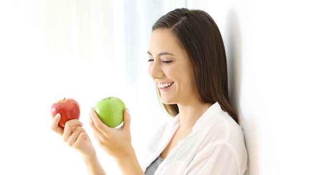 אישה אוכלת תפוח (צילום: shutterstock)