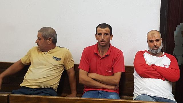 החשודים בהארכת מעצרם בבית משפט השלום תל אביב (צילום: איתי בלומנטל)