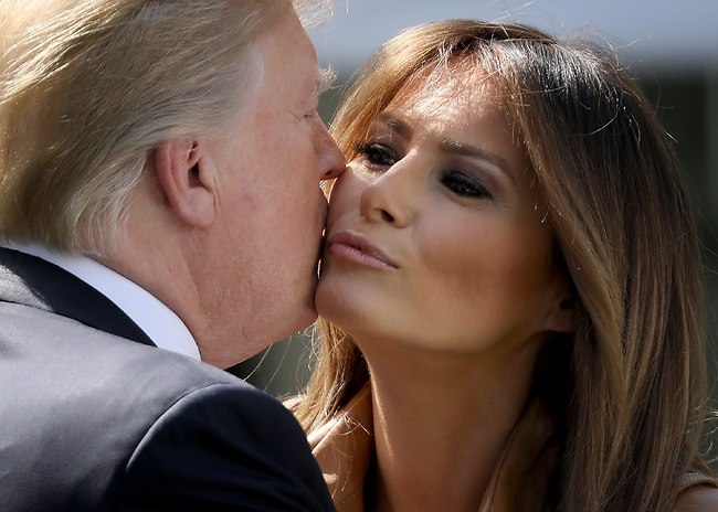 "אל תיגע בי, תודה". מלניה ודולנד טראמפ (צילום: gettyimages) "אל תיגע בי, תודה". מלניה ודולנד טראמפ (צילום: gettyimages)