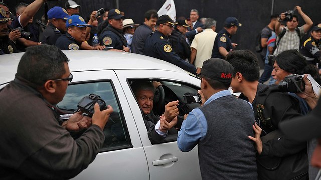 נשיא מקסיקו אנדרס מנואל לופס אוברדור לא רוצה אבטחה מאבטחים שומרי ראש (צילום: AP)