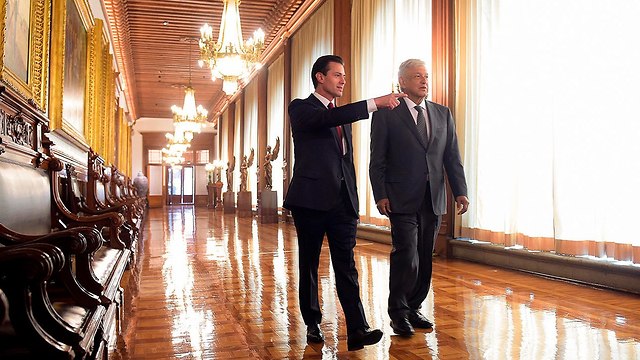 נשיא מקסיקו אנדרס מנואל לופס אוברדור לא רוצה אבטחה מאבטחים שומרי ראש (צילום: AP)