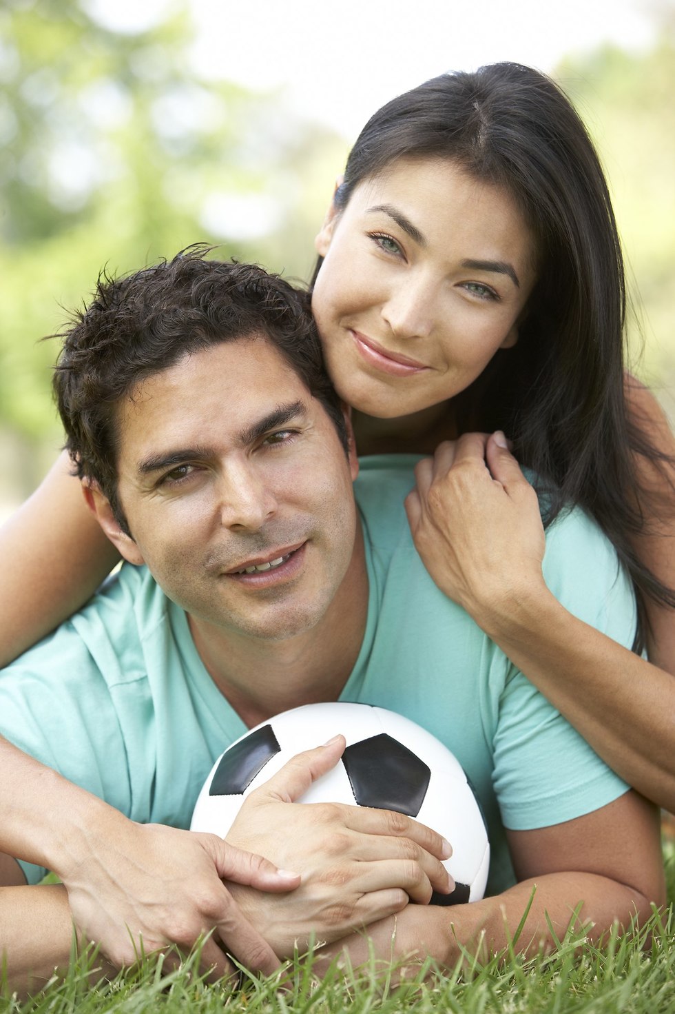 זוג אוהדי כדורגל (צילום: Shutterstock)