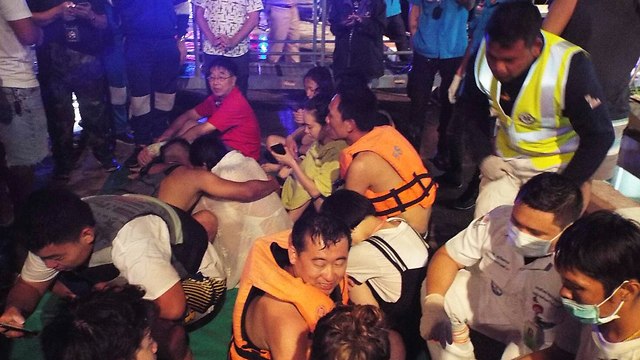 התהפכות סירה ספינה פוקט תאילנד תיירים סינים עשרות נעדרים (צילום: AP)