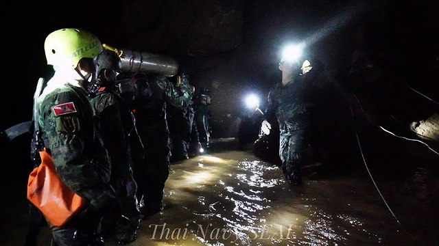 כוחות החילוץ מחוץ למערה (צילום: EPA)