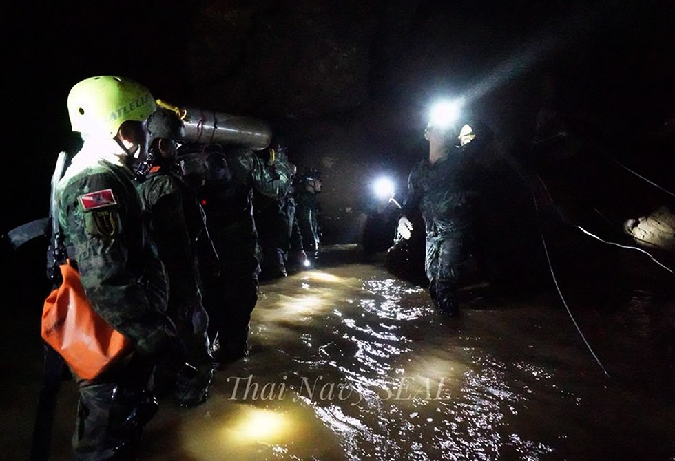 כוחות החילוץ מחוץ למערה (צילום: EPA)