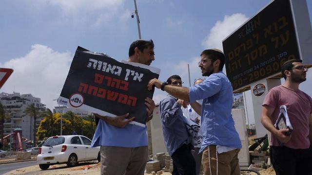 מתנגדים למצעד הגאווה באשדוד (צילום: אבי רוקח)