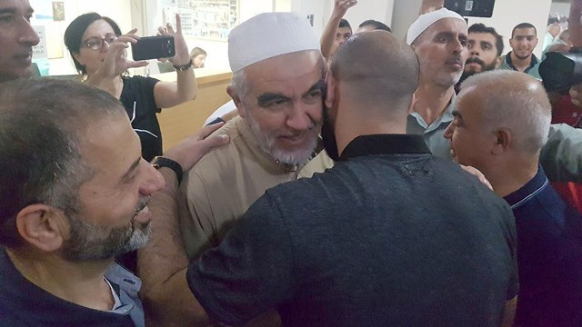 ראאד סלאח לאחר השיחרור למעצר בית ()