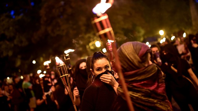 הפגנות בפמפלונה לפני תחילת החגיגות (צילום: AP)