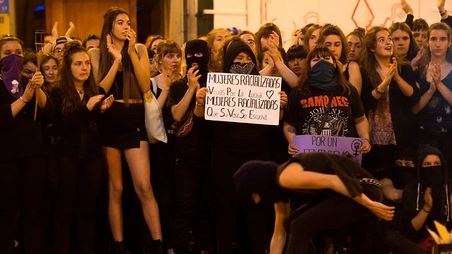 הפגנות בפמפלונה לפני תחילת החגיגות (צילום: AFP)