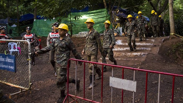 הכנות לחילוץ הנערים מהמערה (צילום: AFP)