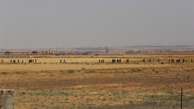 מחוז דרעא חיילים סורים מעבר הגבול נסיב דרום סוריה ירדן (צילום: AP)