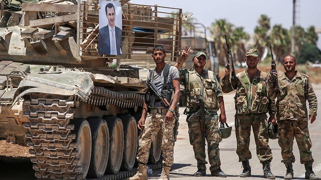 חיילים סורים חוגגים ב מחוז דרעא מעבר הגבול נסיב גבול סוריה ירדן (צילום: AFP)