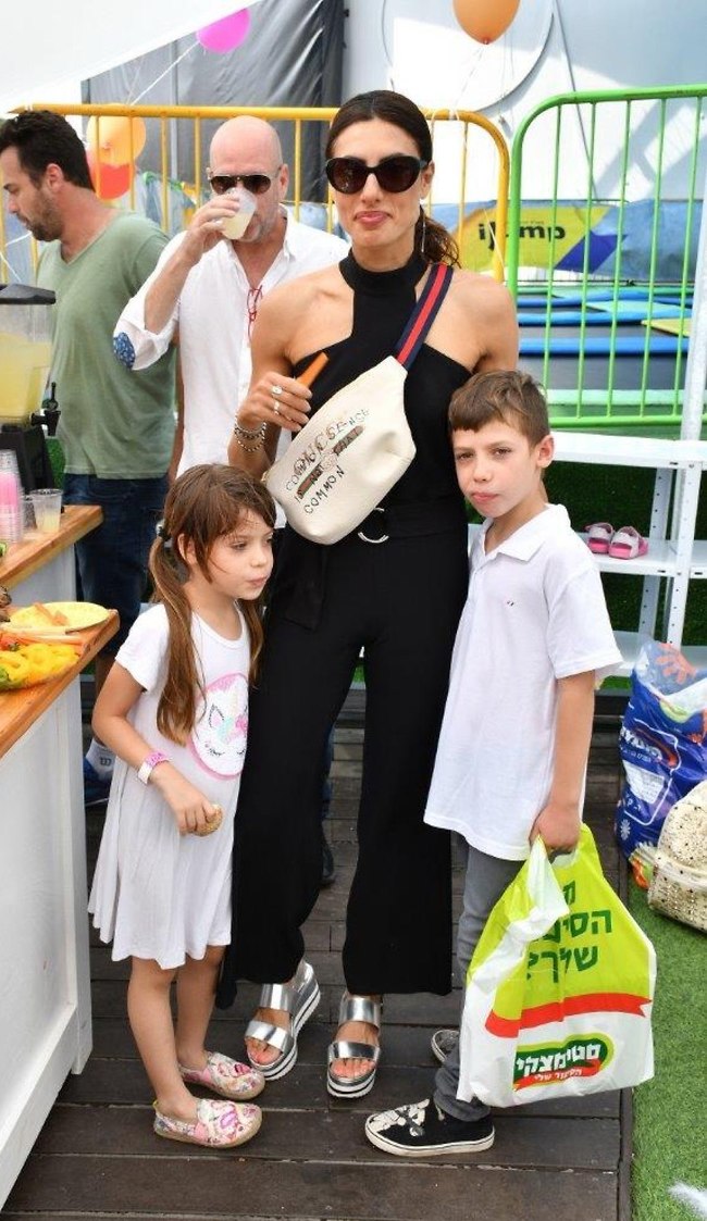 עם הגזר ביד. אירה דולפין והילדים (צילום: אביב חופי) עם הגזר ביד. אירה דולפין והילדים (צילום: אביב חופי)