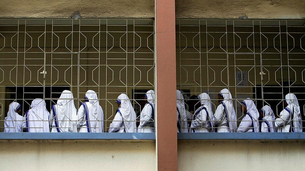 הודו מכירת תינוקות אגודת אמא תרזה נזירה מכסה פניה שימוע (צילום: AP)
