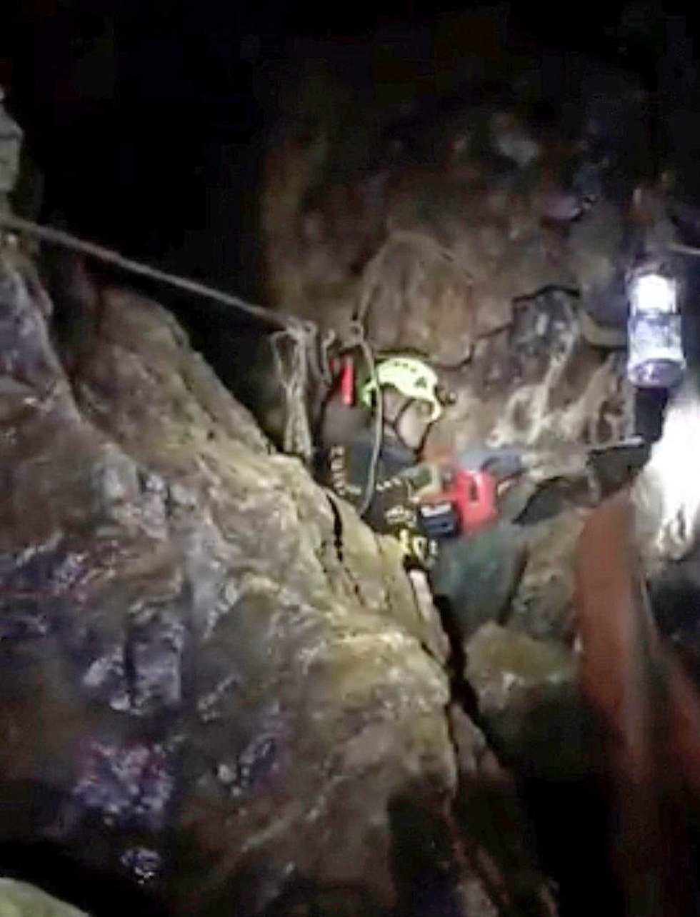 חילוץ הנערים מהמערה (צילום: רויטרס)
