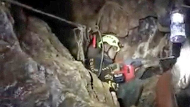 חילוץ הנערים מהמערה (צילום: רויטרס)