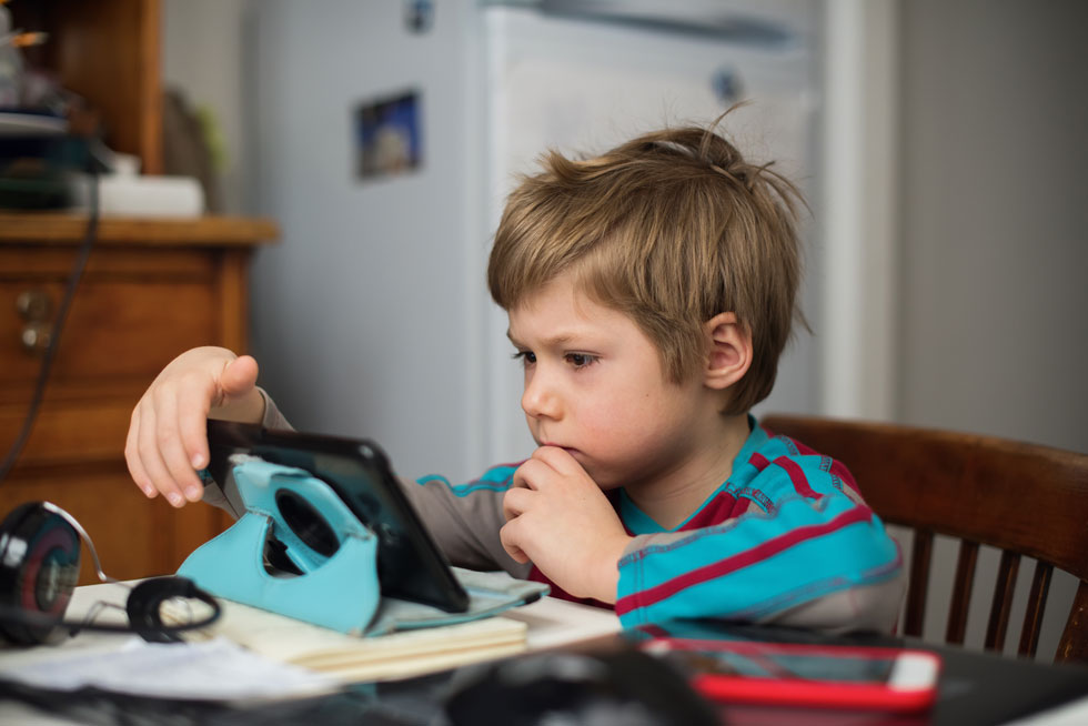 האם באמת "נו ניוז איז גוד ניוז"? שווה לבדוק מה קורה עם הילד מדי פעם (צילום: Shutterstock)