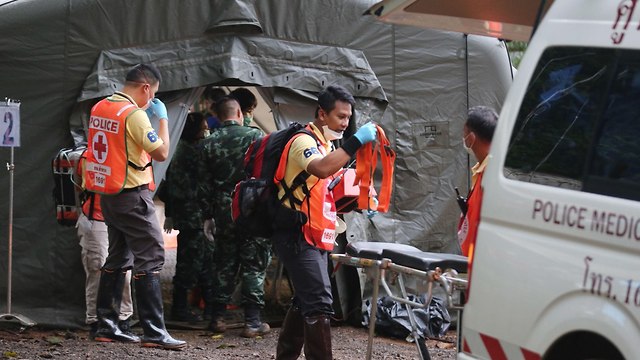 צוללנים בזירת החילוץ (צילום: AFP)