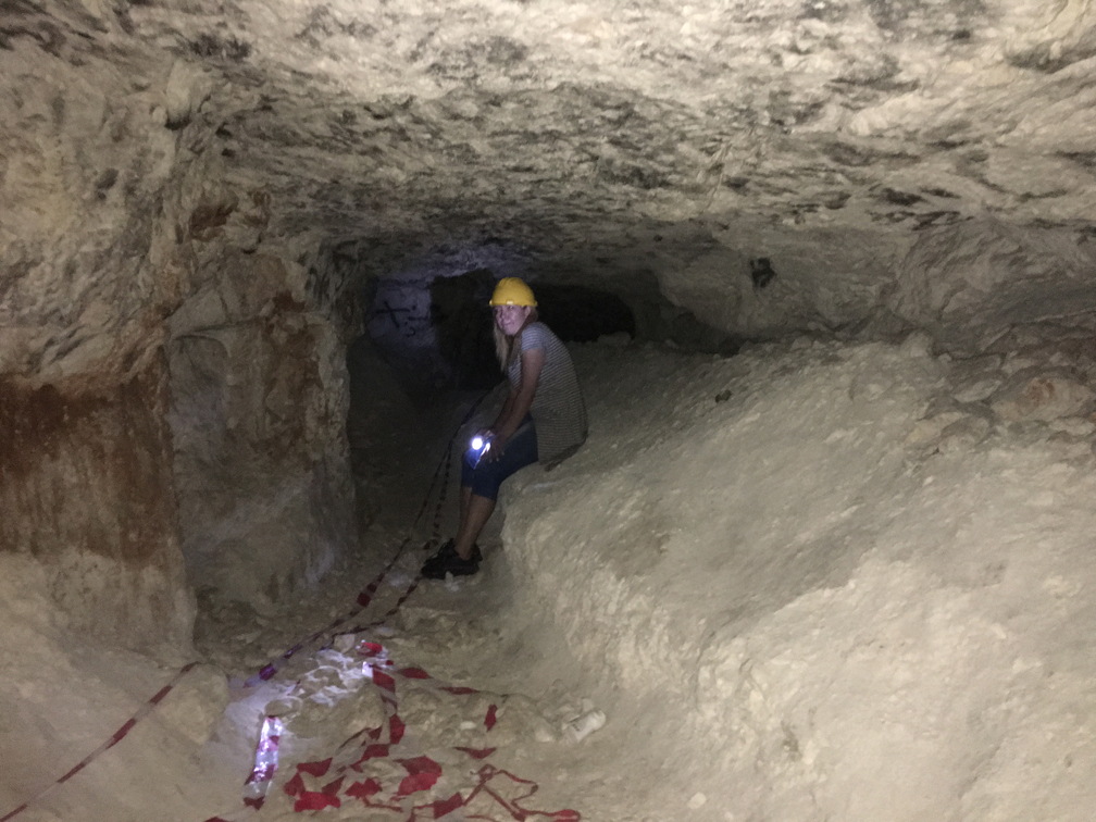 מסלול הזחילה במערת צדקיהו (צילום: גלעד כרמלי)