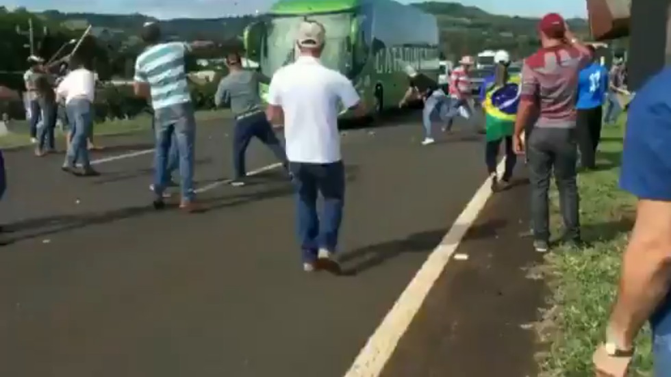 אוהדי ברזיל זורקים אבנים על אוטובוס הנבחרת (צילום מסך מתוך הטוויטר)
