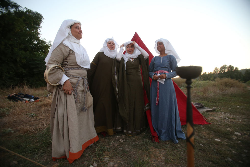 ארבע אזרחיות חובבות היסטוריה שהחליטו להתחפש לנשים מוסלמיות מימי הביניים. "זה כמו מילואים, אבל בסגנון המאה ה-12" (צילום: אלעד גרשגורן)