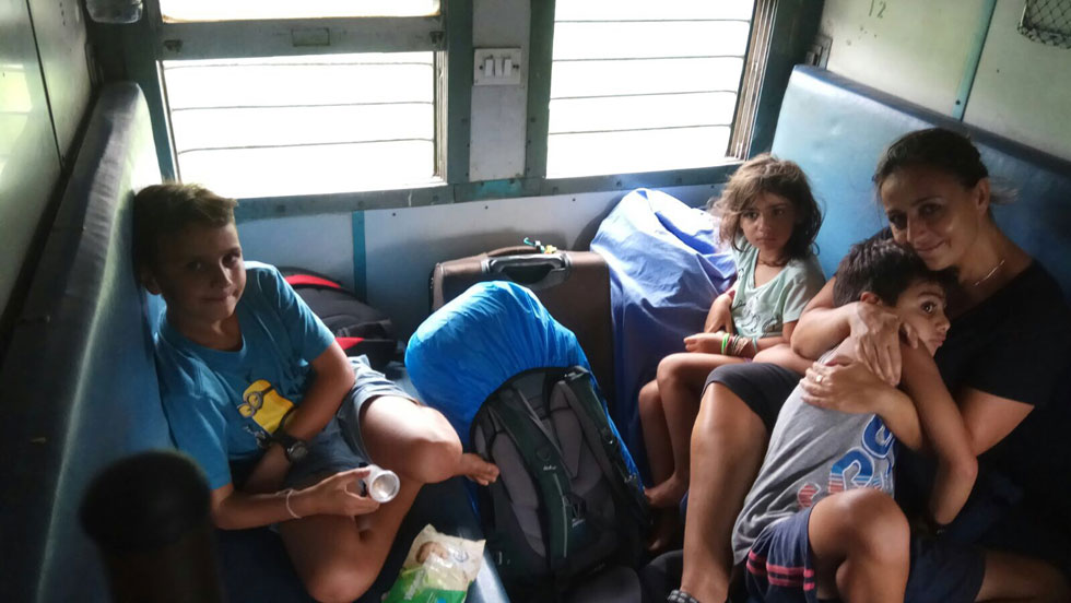 הודו: ברכבת מכלכותה, 17 וחצי שעות נסיעה