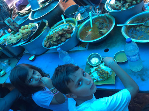 נהנים מאוכל רחוב הודי, אבל גם מתגעגעים לאוכל של בית