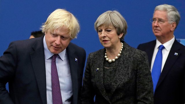 ראש ממשלת בריטניה תרזה מיי עם שר החוץ בוריס ג'ונסון  (צילום: AP)