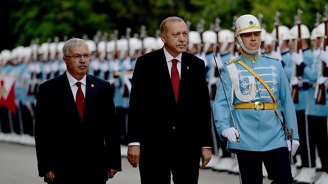 Президент Турции Реджеп Тайип Эрдоган обходит строй почетного караула в Анкаре. Фото: EPA