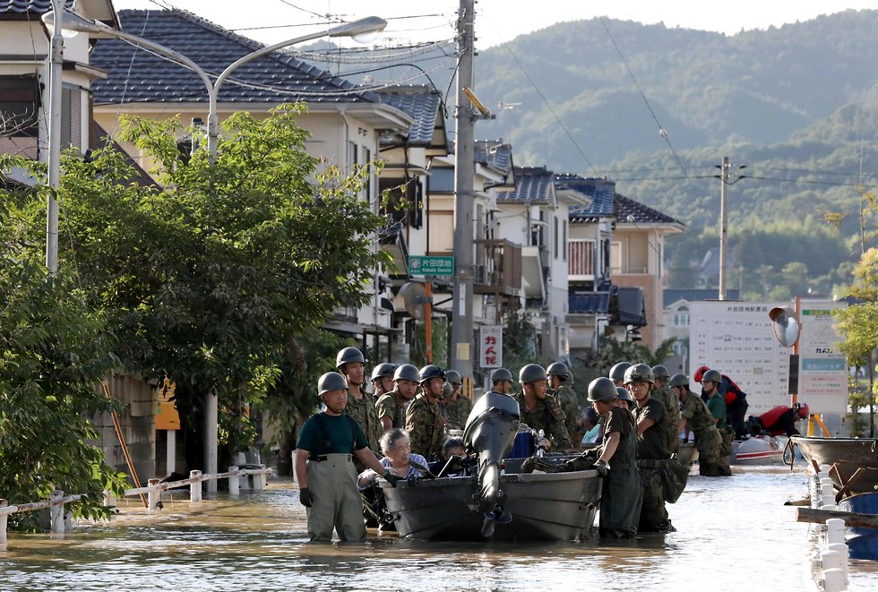 השיטפון ביפן (צילום: EPA)