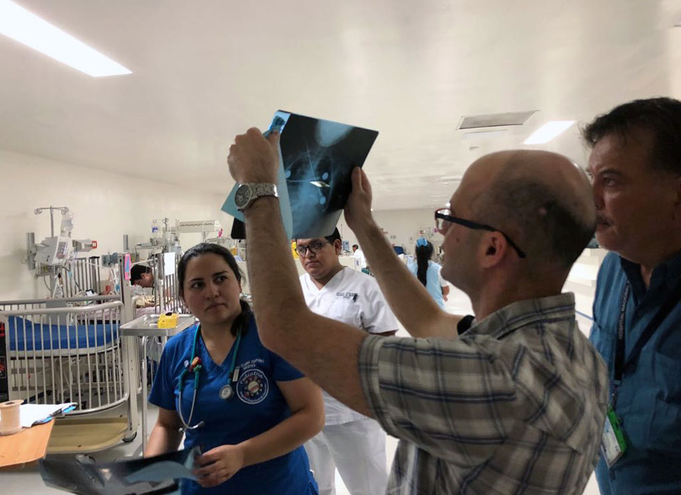 פוקס עם רופאים מקומיים בבית חולים בגואטמלה. "לא ידענו לאן בדיוק אנחנו נוסעים, מה צריך להביא, איזה תנאים יש שם" (צילום: ד"ר אייל פוקס)