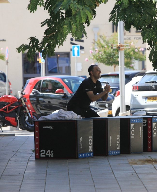 דפק סקווט, יפה לו (צילום: מוטי לבטון) דפק סקווט, יפה לו (צילום: מוטי לבטון)