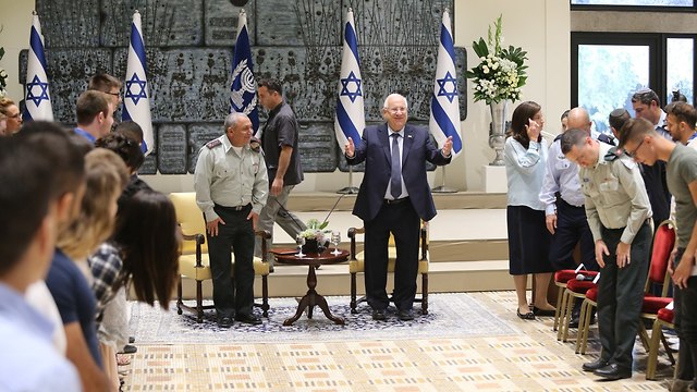 ראובן ריבלין וגדי איזנקוט במפגש בני נוער בבית הנשיא ירושלים (צילום: עמית שאבי)