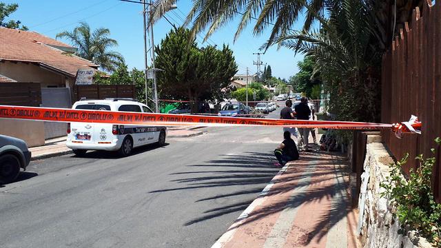 זירת הרצח בה נמצאה גופתה של אופירה חיים בתל מונד (צילום: שמיר אלבז)