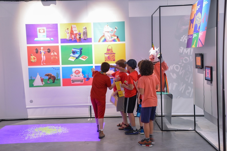 Дети на экскурсии в Музее дизайна в Холоне. Фото: Шай Бен-Эфраим