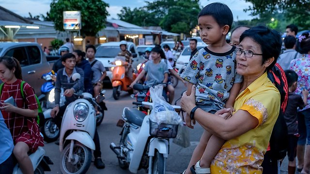 קהל מחוץ לבית החולים בתאילנד (צילום: gettyimages)