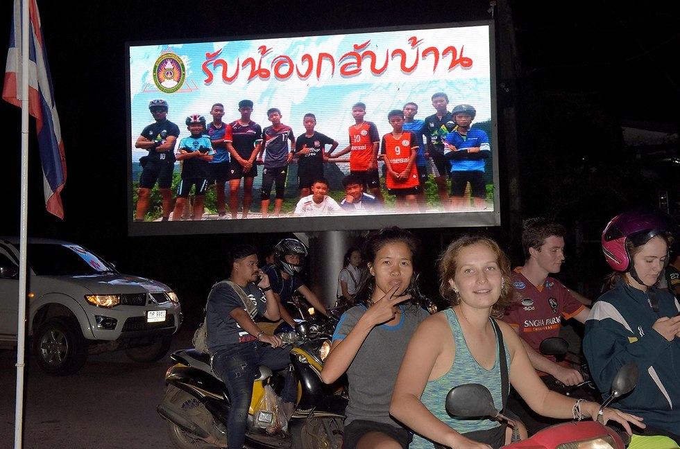 קהל מחוץ לבית החולים בתאילנד (צילום: AFP)
