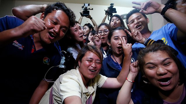 עיתונאים חוגגים בתאילנד (צילום: AP)