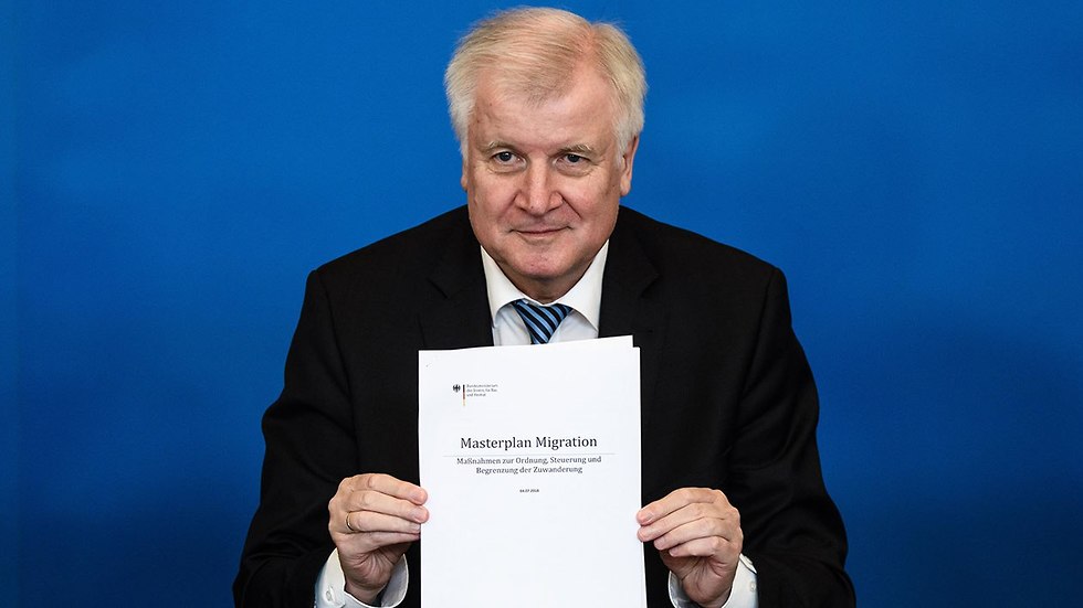 הורסט זיהופר שר הפנים של גרמניה (צילום: EPA)