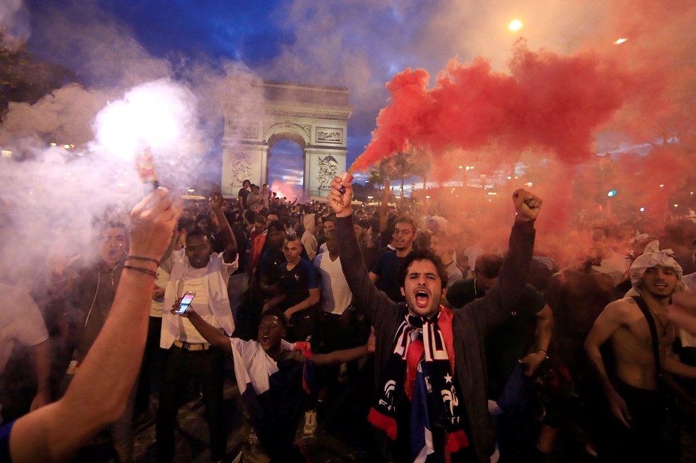 אוהדי נבחרת צרפת חוגגים בפריז (צילום: רויטרס)