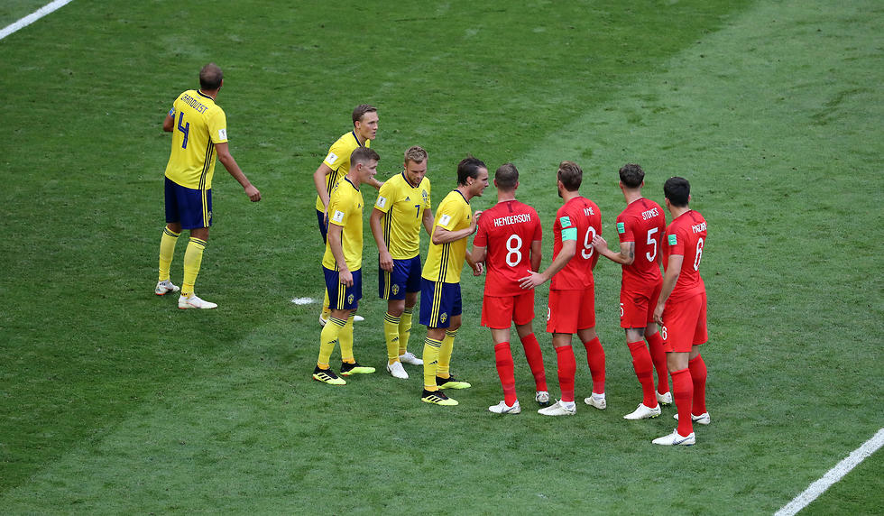 שחקני נבחרת אנגליה מתכוננים לכדור קרן (צילום: EPA)