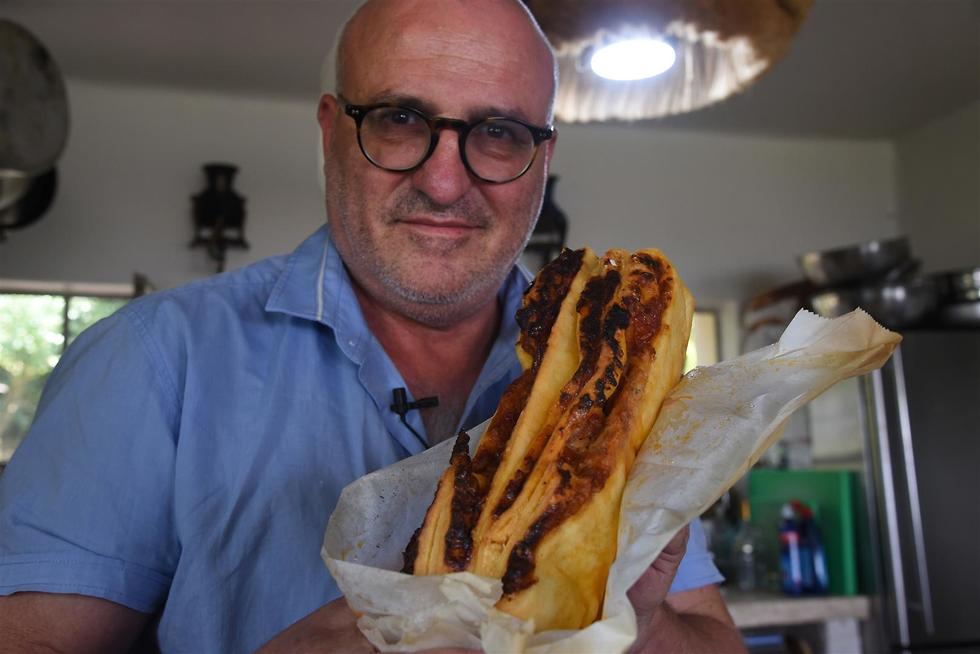 ארז קומרובסקי אופה לחם מטבוחה (צילום: אביהו שפירא)