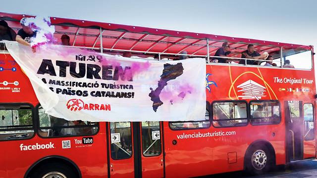 מתקפה על אוטובוס תיירים בספרד (צילום: Facebook / Arran Països Catalans)