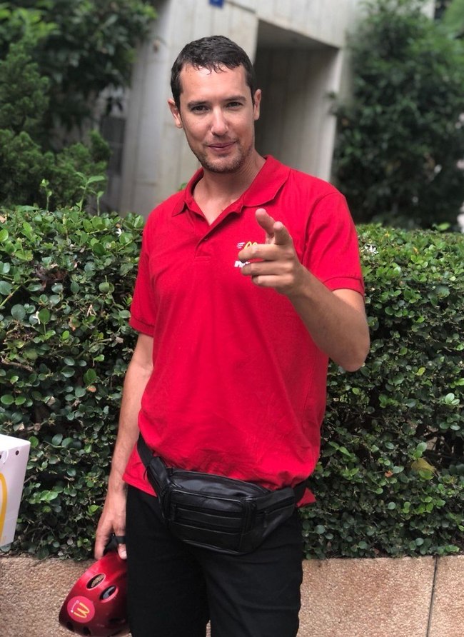 אנחנו מעדיפים אותך בלי כל הבגדים האלה. דודי בלסר (צילום: א.קורל) אנחנו מעדיפים אותך בלי כל הבגדים האלה. דודי בלסר (צילום: א.קורל)